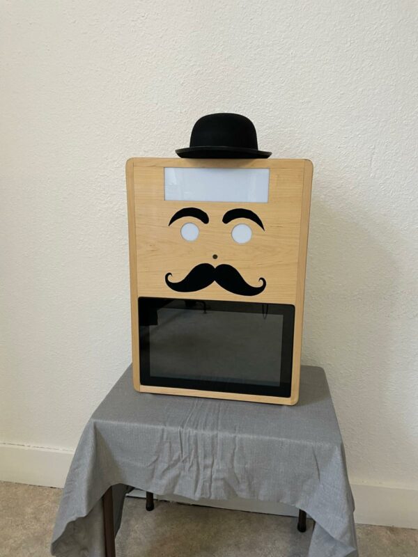 Photobooth Mister Moustache en bois, fabriqué artisanalement, avec chapeau et moustaches, vue de face